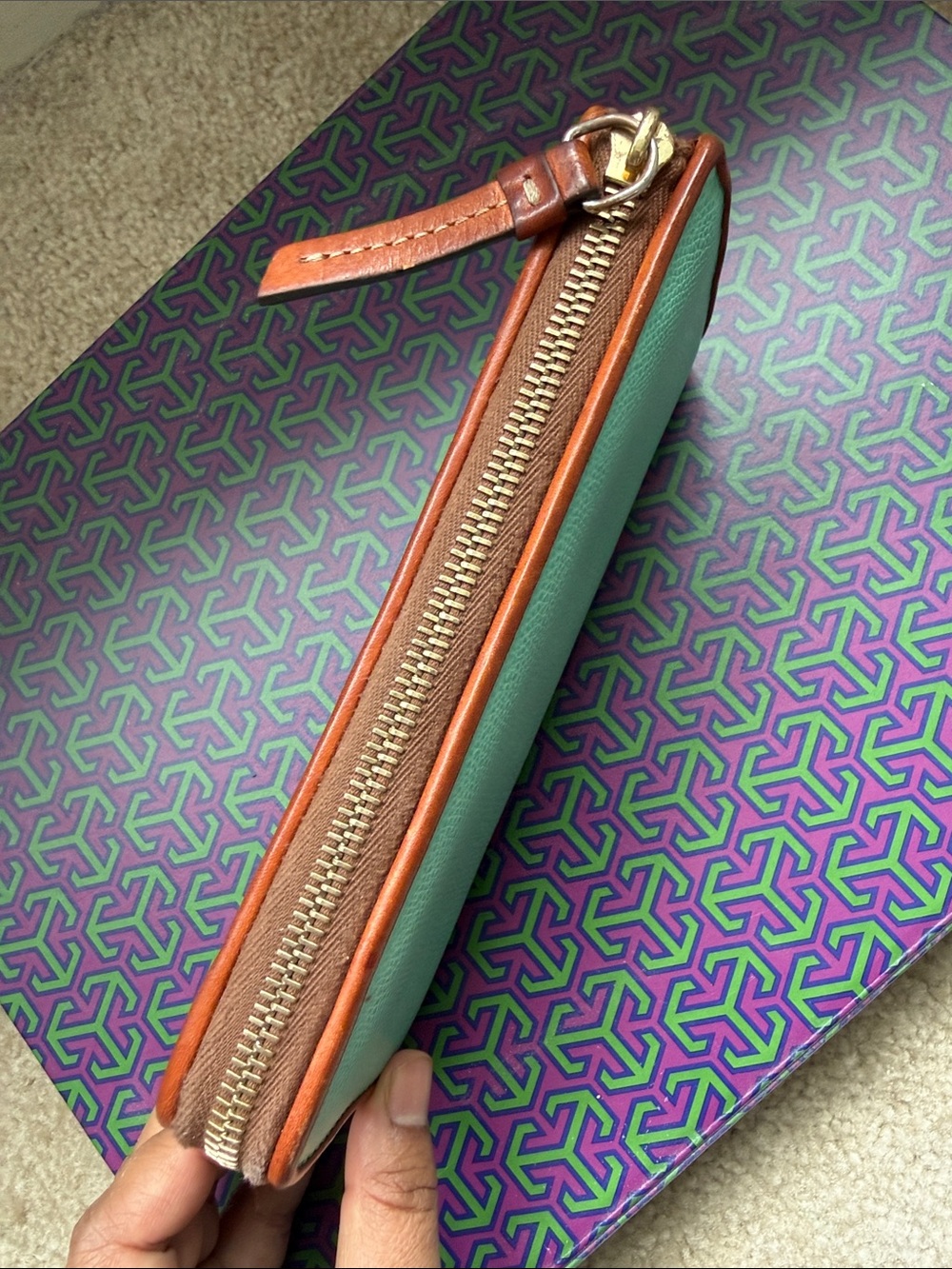 Dooney & Bourke Mint Green Leather Zip Wallet with Brown Trim - Picture 5 of 12